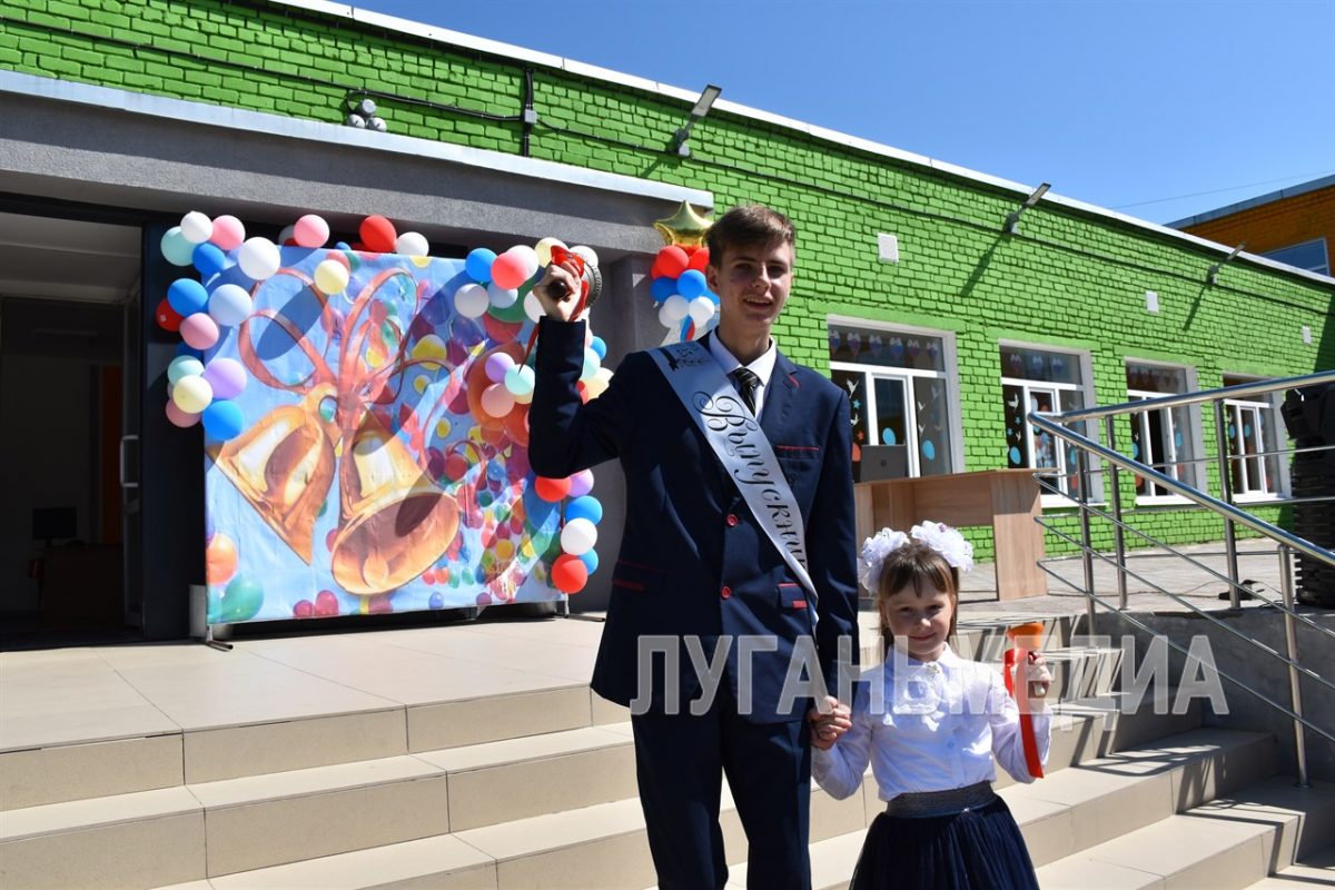 В Золотовской школе №16 состоялась торжественная линейка в честь праздника последнего звонка