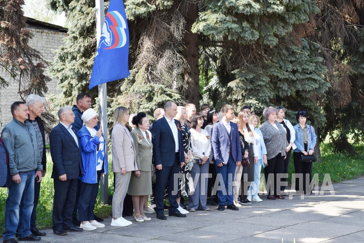 В Красном Луче состоялось торжественное поднятие флага ЛНР, посвященное Дню Республики