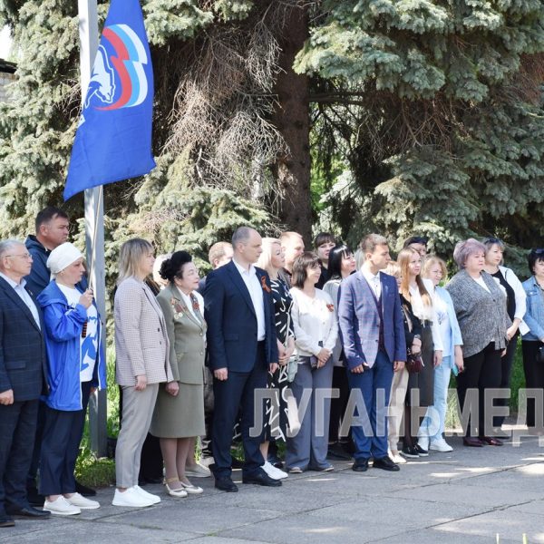 В Красном Луче состоялось торжественное поднятие флага ЛНР, посвященное Дню Республики