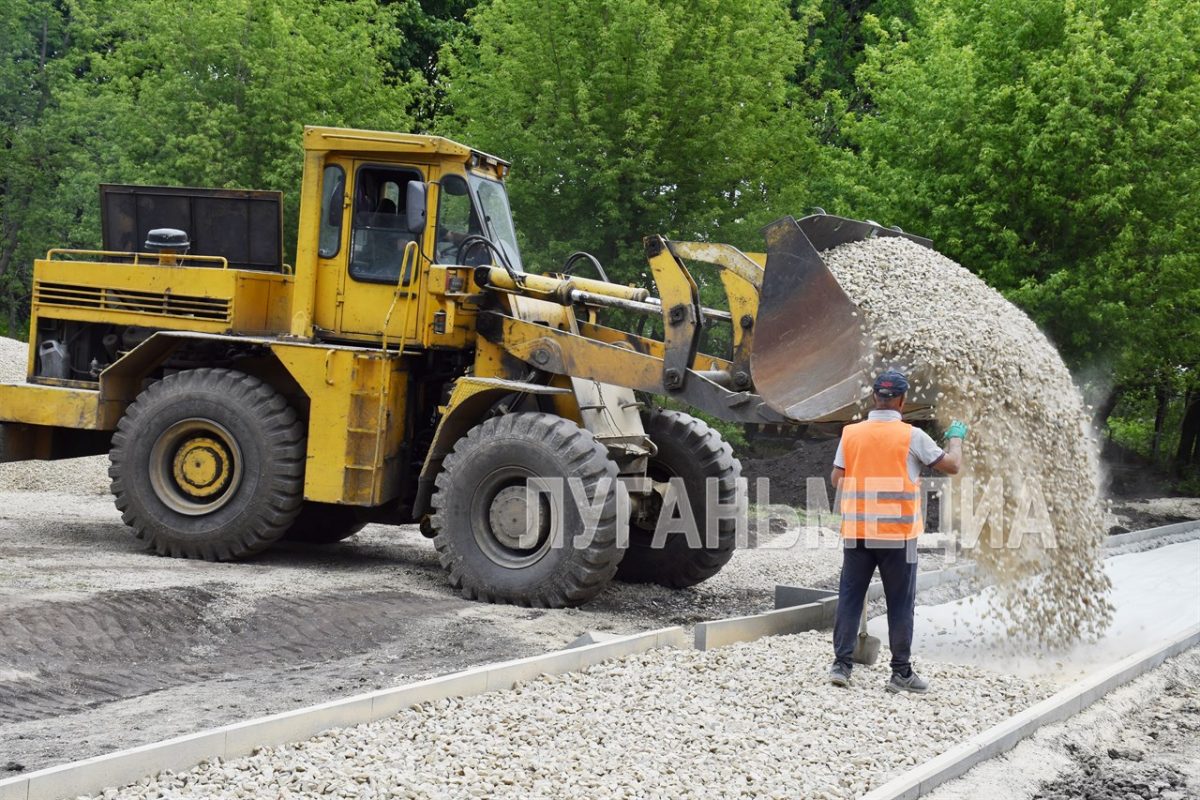 В Красном Луче продолжаются работы по реконструкции парка микрорайонов