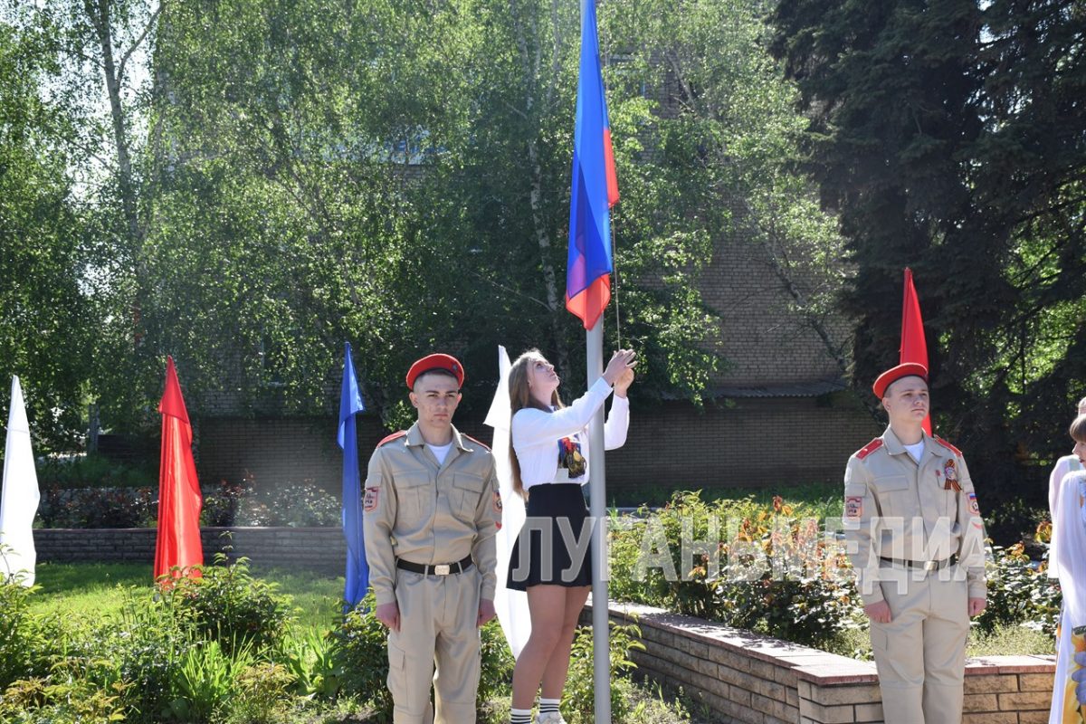 В Перевальске прошла торжественная церемония поднятия флага Луганской Народной Республики