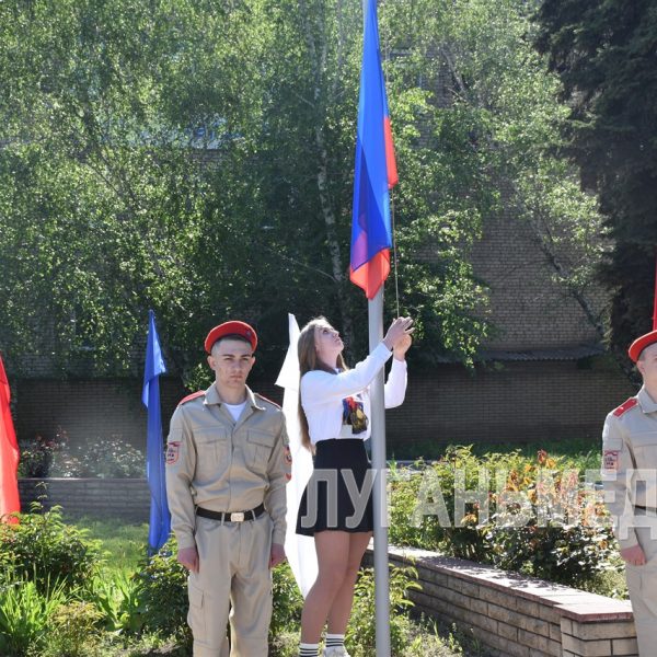 В Перевальске прошла торжественная церемония поднятия флага Луганской Народной Республики