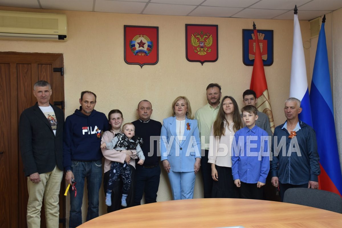 В Алчевске состоялось торжественная церемония вручения ключей от служебных квартир