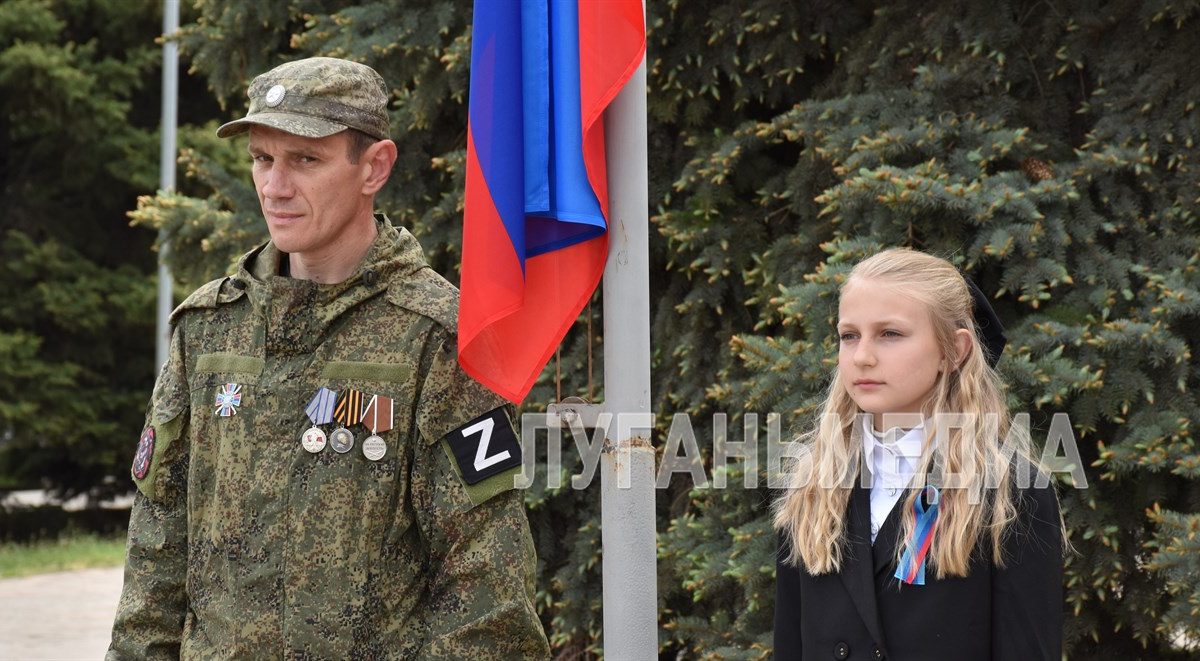 В Первомайске состоялась торжественная церемония поднятия флага Луганской Народной Республики