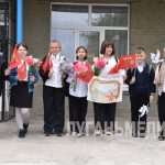 Ученики Перевальской школы № 3 им. Жени Кийковой совместно с сотрудниками библиотеки-филиала № 20…