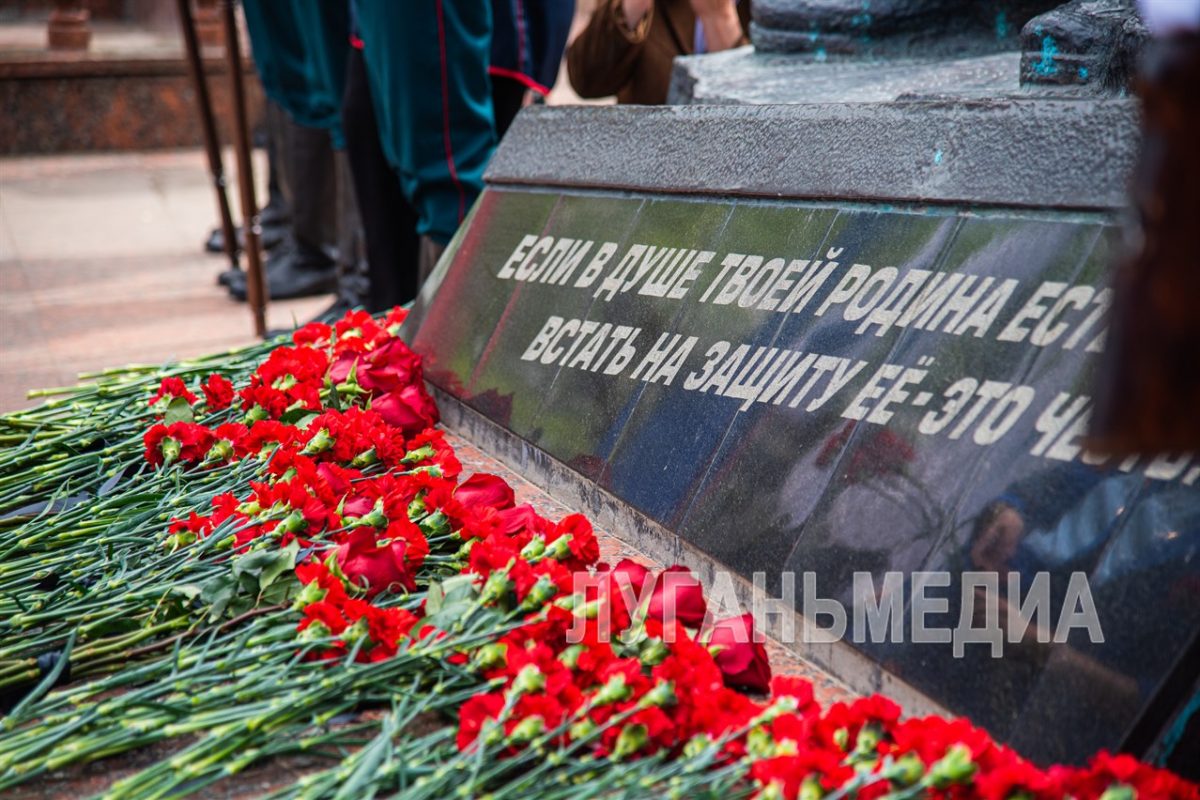 В День Республики руководство Луганска возложило цветы к памятным местам