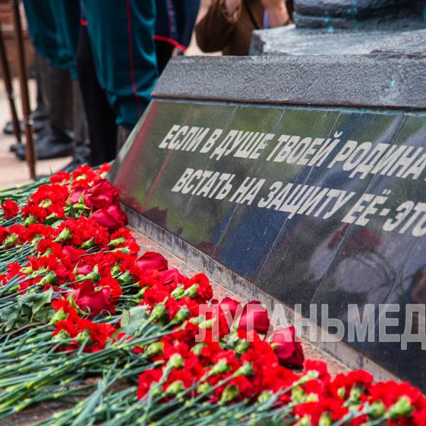 В День Республики руководство Луганска возложило цветы к памятным местам