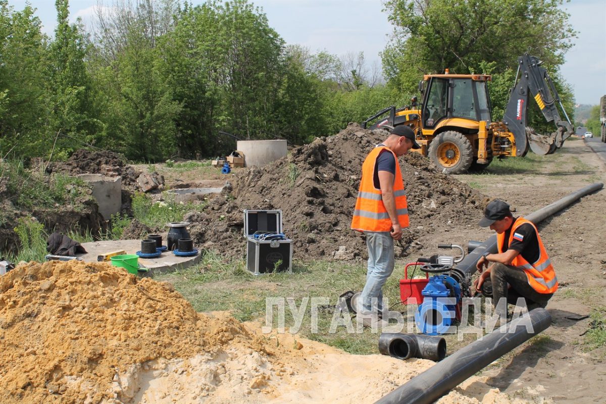 В Брянке шефы производят замену аварийного участка водовода ВНС «Криворожская» – «Подключение ЦГБ»