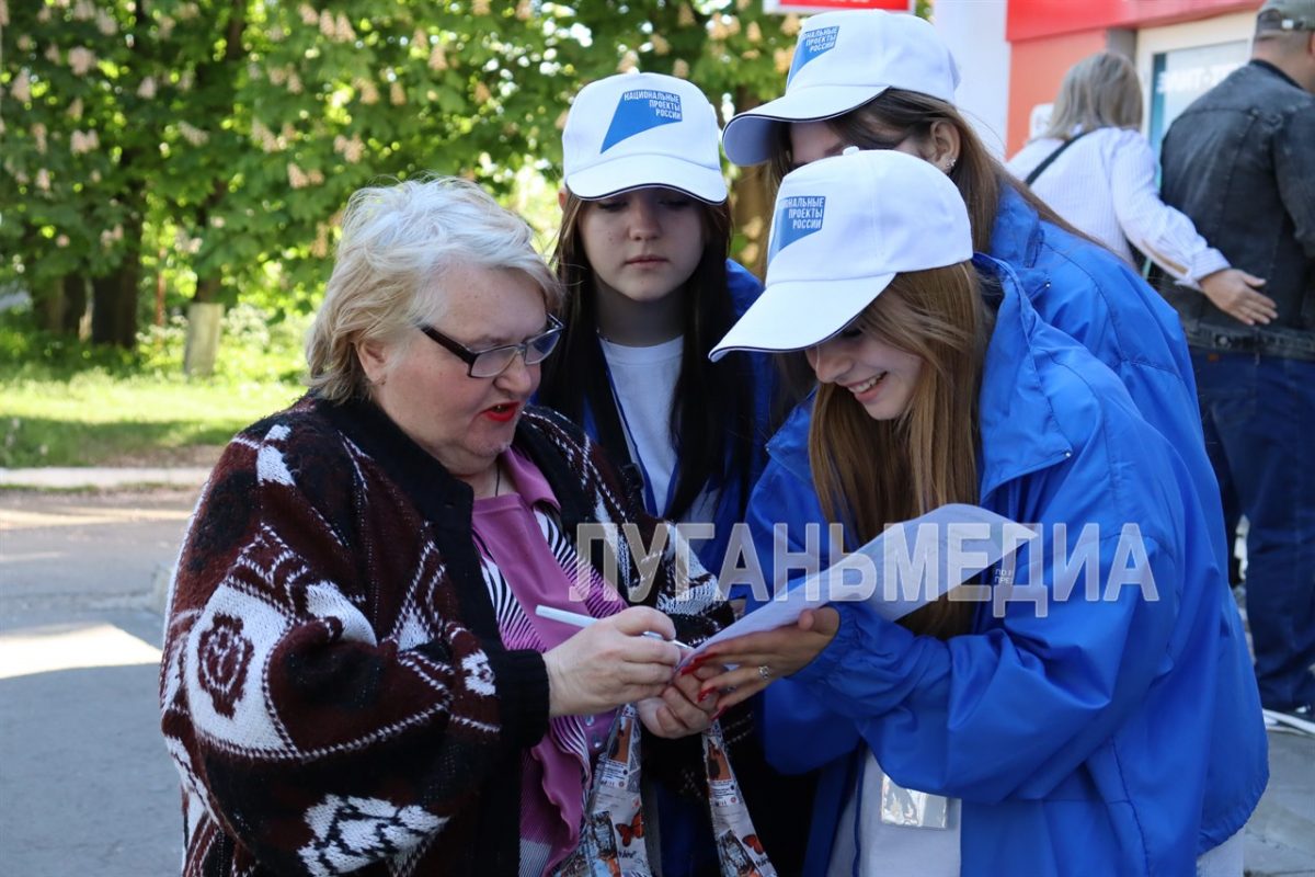 Волонтеры в Свердловске продолжают работу в рамках федеральной программы Формирования комфортной городской среды