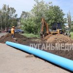 В Свердловске на улице Советской шеф-регион Красноярский край и ГУП ЛНР «Лугансквода» производят замену…