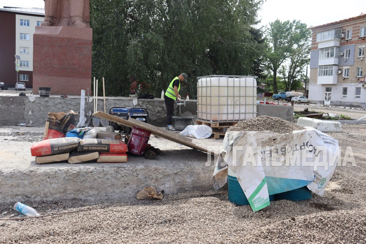 В Свердловске продолжаются работы по благоустройству