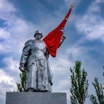 В преддверии Дня Победы в Луганске открылся отреставрированный сквер Советского солдата