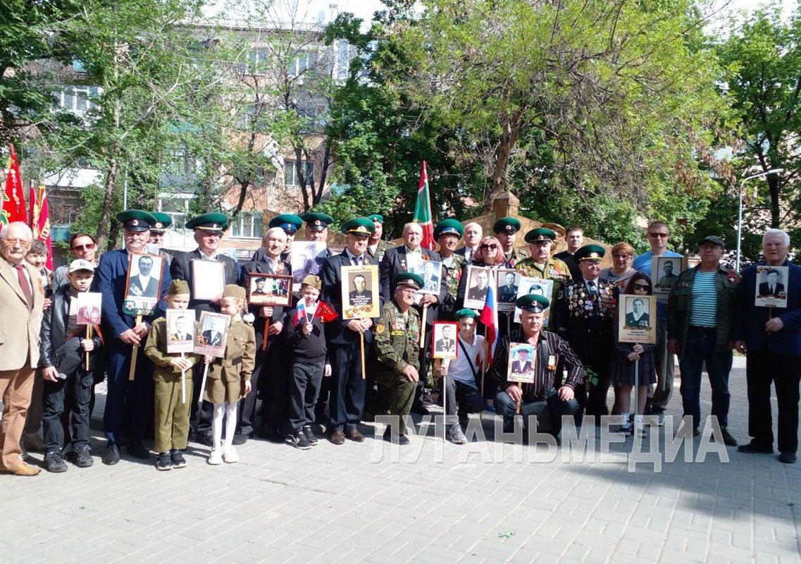 Ветераны погранвойск представили обновлённый памятный знак в столичном Сквере пограничников и прошли в Бессмертном полку