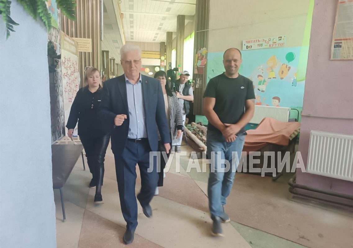 В Краснодоне проводятся работы по капитальному ремонту внутренней системы отопления городской библиотеки