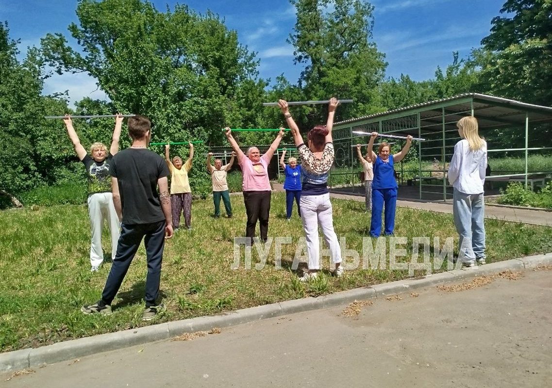 Луганский комплексный центр социального обслуживания населения реализует проект «Активное долголетие»