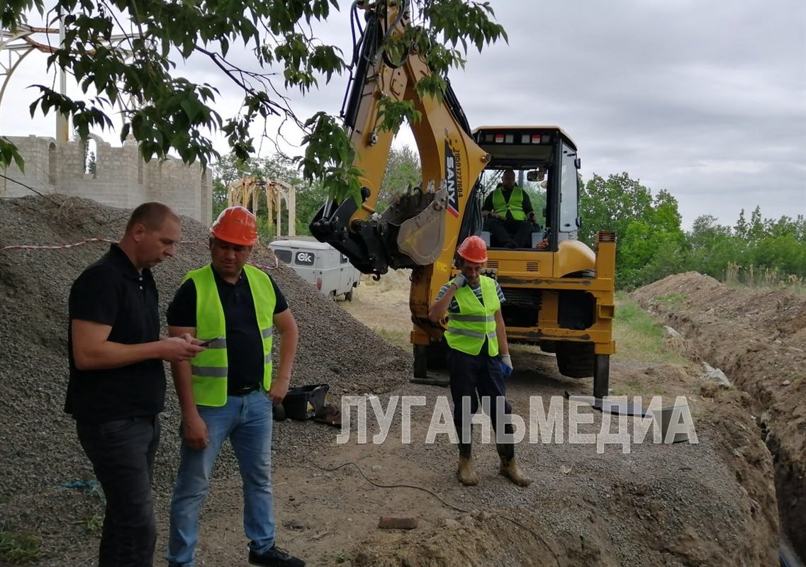 В Стаханове регион-шеф совместно с «Луганскводой» меняет аварийные участки водоводов