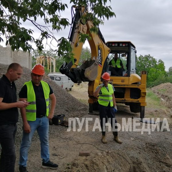 В Стаханове регион-шеф совместно с «Луганскводой» меняет аварийные участки водоводов