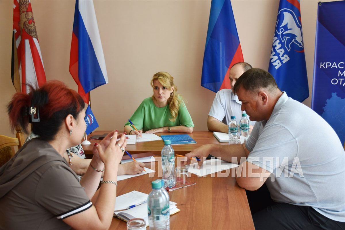 Сенатор Совета Федерации от ЛНР Дарья Лантратова провела прием граждан в Красном Луче