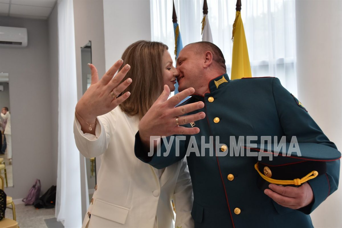 Новый Дворец торжественных событий в Антраците принимает первых новобрачных