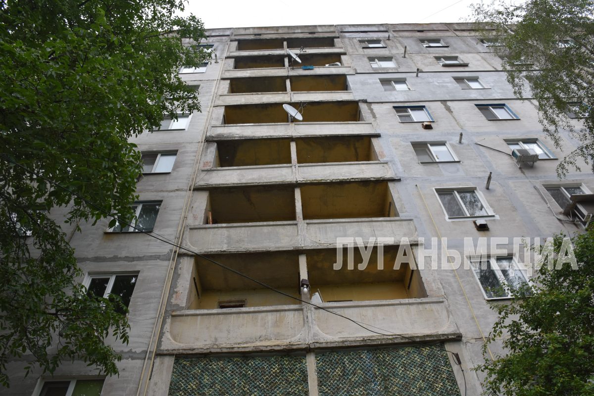 В многоквартирных домах Краснодона продолжается замена лифтового оборудования