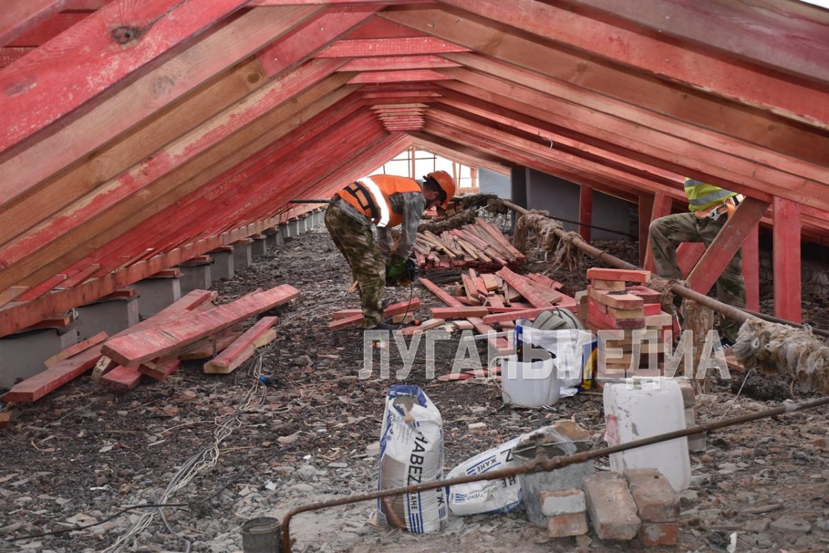 В Антраците продолжается капитальный ремонт кровель многоквартирных домов