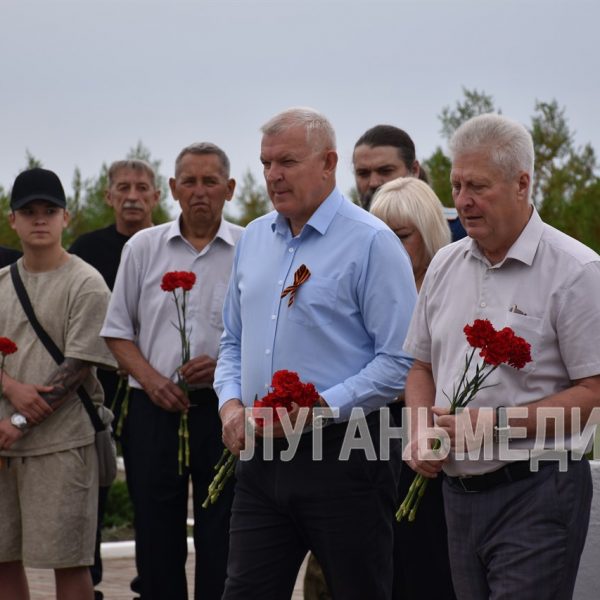 В Краснодоне почтили память краснодонских ополченцев и бойцов Народной милиции ЛНР