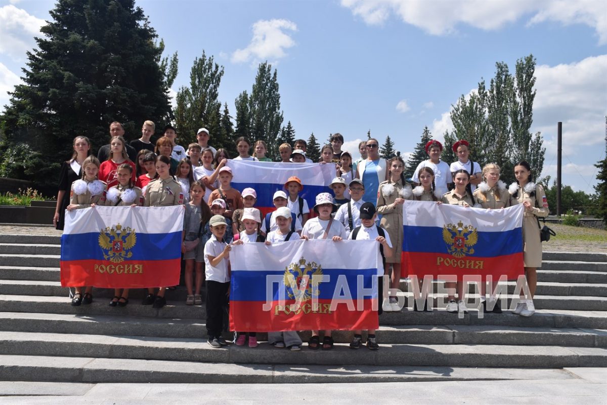 В Ровеньках на площади у Мемориального комплекса «Слава» прошла акция-флешмоб «Три символа родной державы»