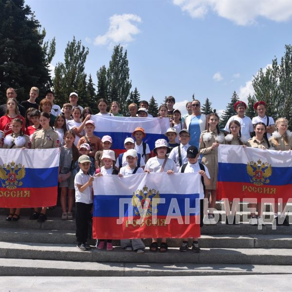 В Ровеньках на площади у Мемориального комплекса «Слава» прошла акция-флешмоб «Три символа родной державы»