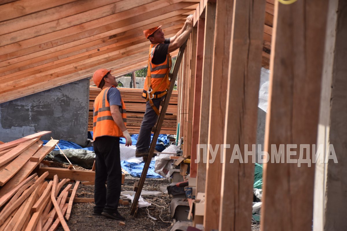 Регион-шеф восстанавливает кровлю в Стаханове