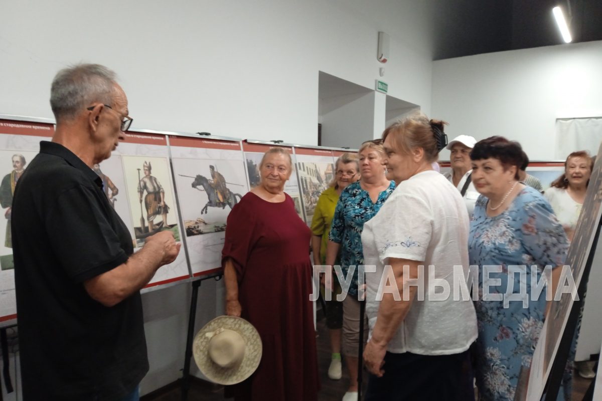 Станично-Луганский краеведческий музей Ко Дню России представил выставку «Казачество на государевой службе»