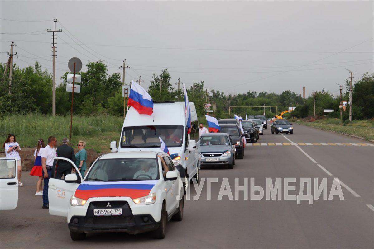 В Свердловске состоялся праздничный автопробег в честь Дня России