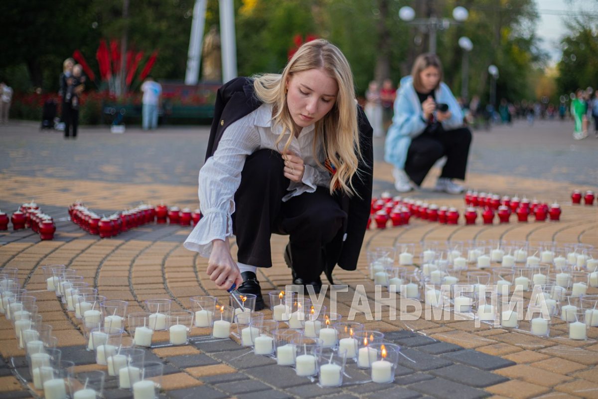 В луганском парке имени Горького прошло мероприятие, посвященное Дню памяти и скорби