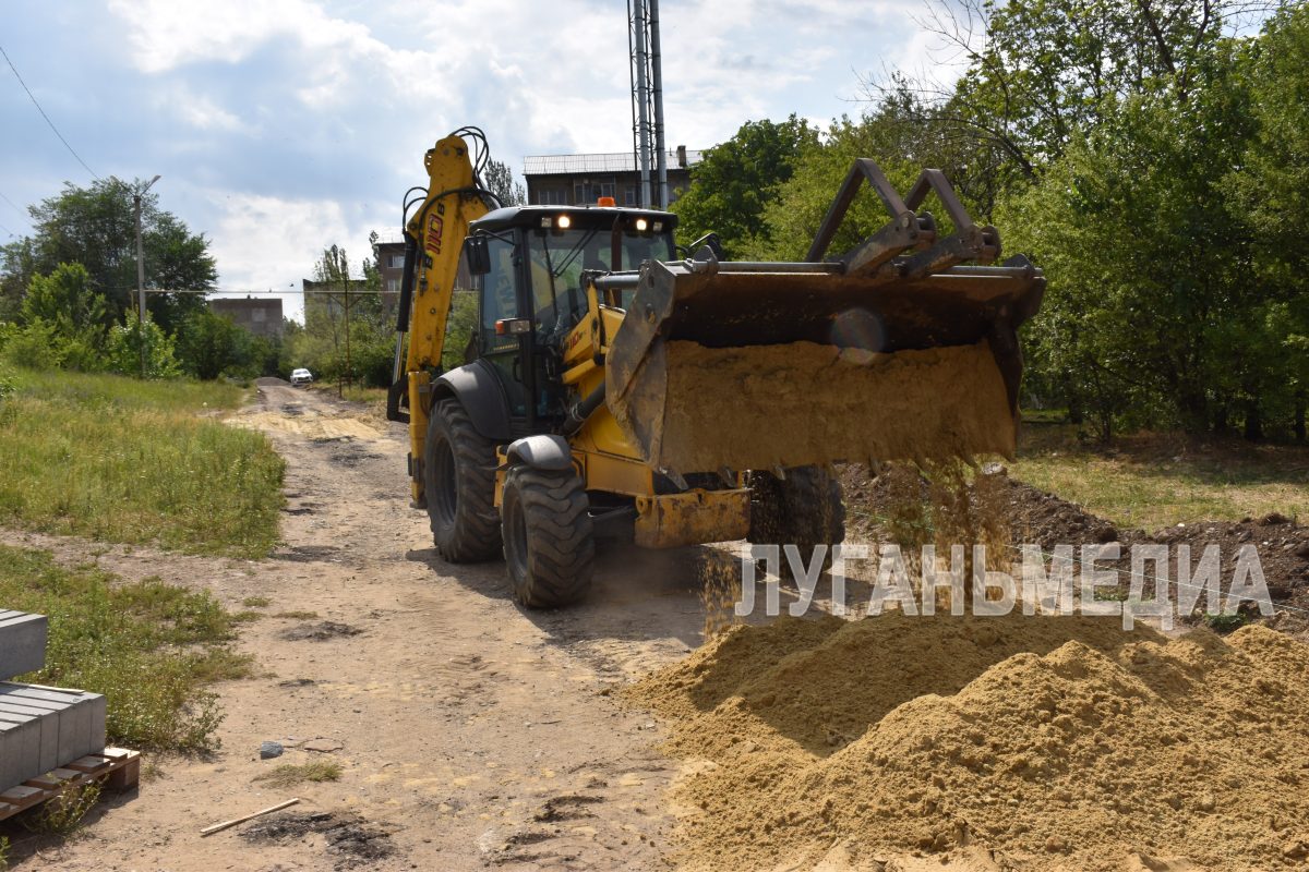 В Брянке продолжается благоустройство общественных территорий