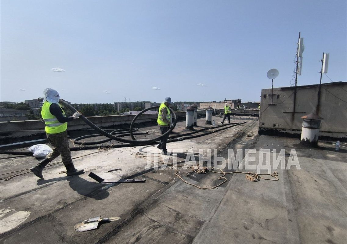 На кровлях многоэтажек Кировска продолжаются ремонтные работы