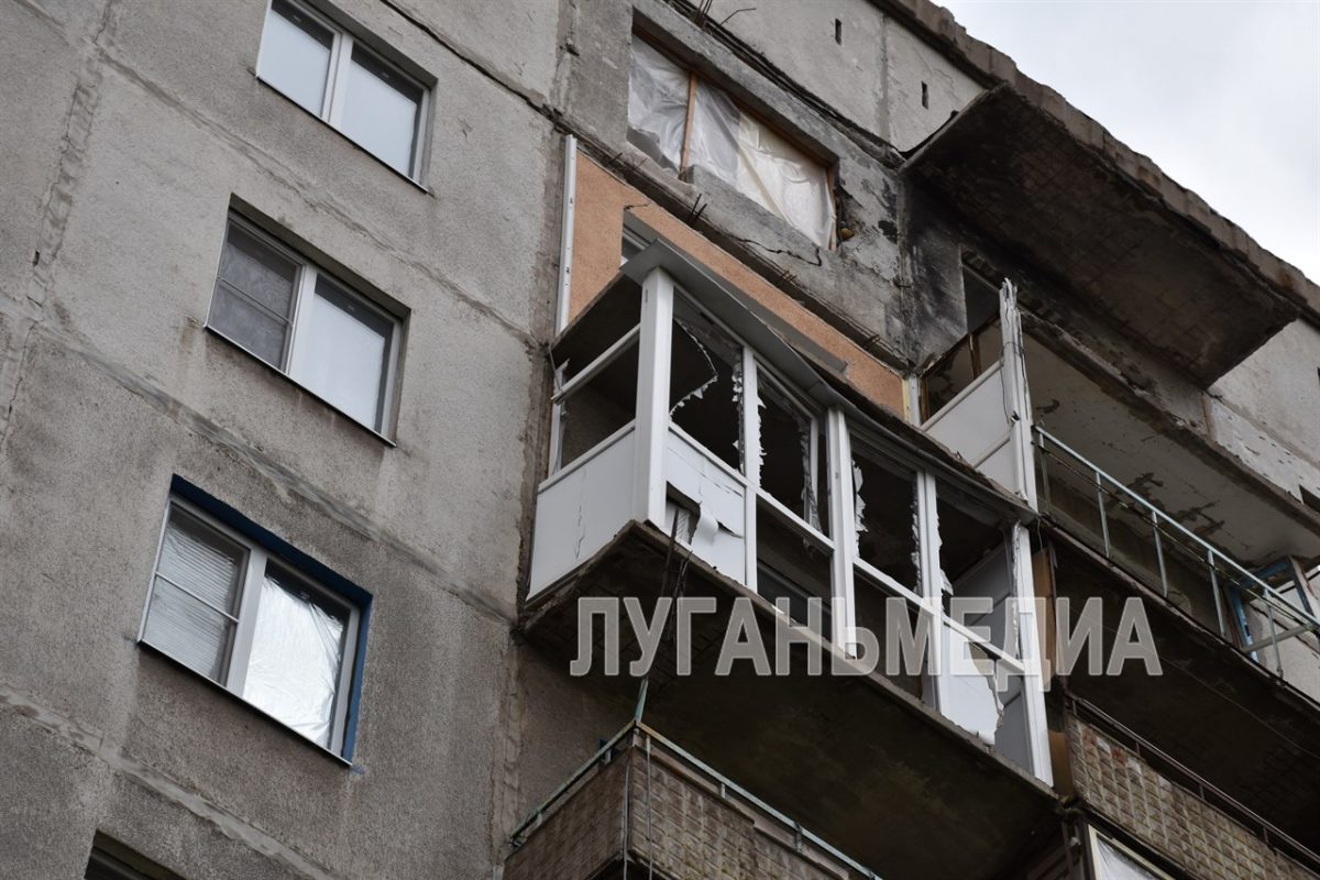 В Алчевске продолжаются работы по восстановлению квартир, пострадавших в результате обстрела