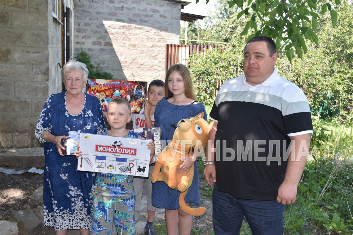 В Ровеньках вручили подарки многодетной семье Гончаровых