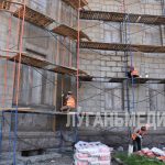В Краснодоне продолжается капитальный ремонт фасада ДК им. «Молодой гвардии»