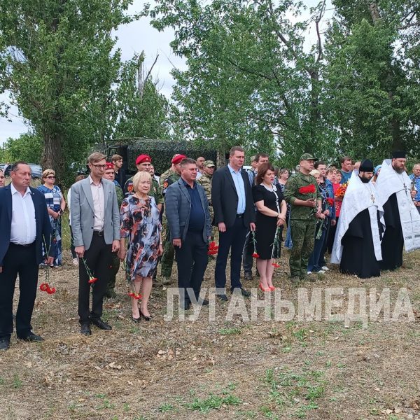 В Станице Луганской почтили память погибших в результате авиаудара по улице Островского