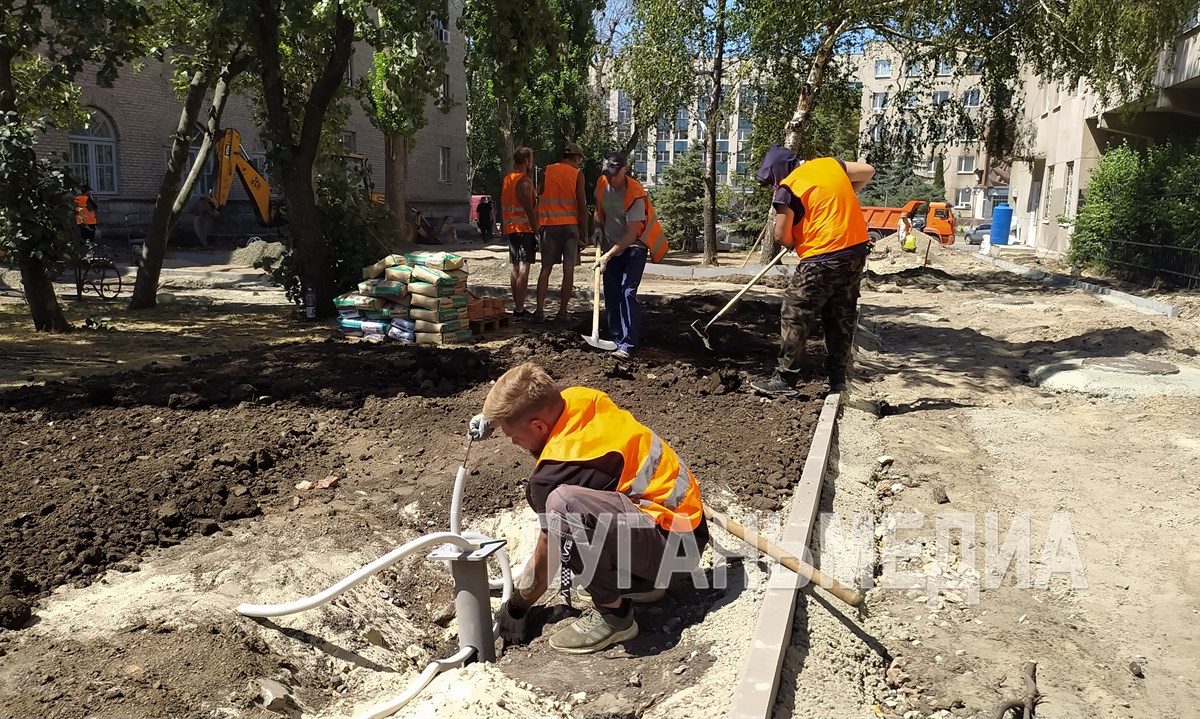 В столице ЛНР восстанавливают очередной сквер