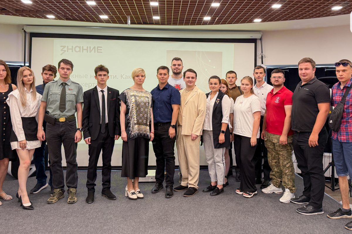 Ольга Петерсен встретилась с молодыми парламентариями Луганска в «Доме Знаний» региона