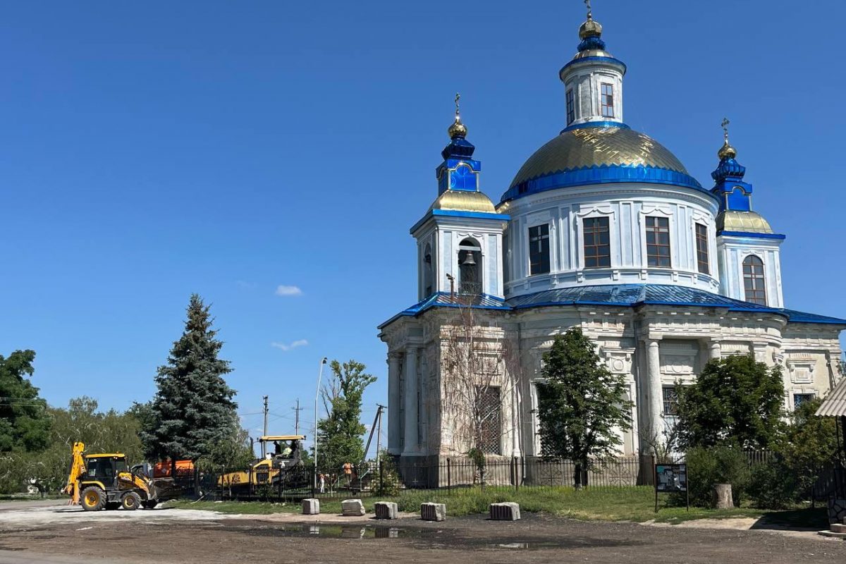 Дорожники из Воронежа благоустраивают святыню в Новопсковском муниципальном округе