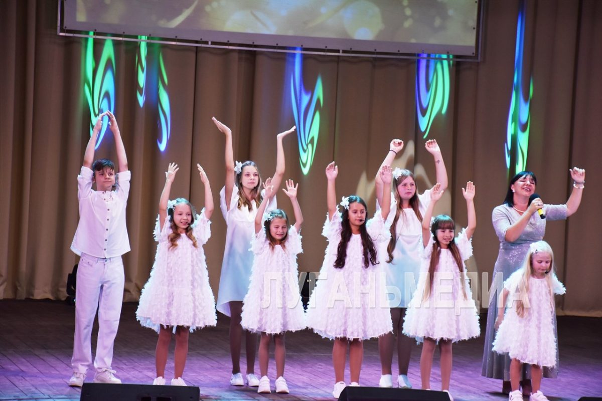 Юбилейные фанфары Красного Луча звучали сегодня во Дворце культуры им. В. И. Ленина