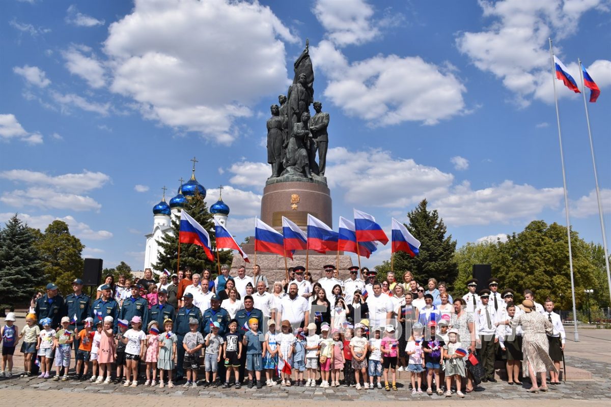 В день Государственного флага в небо над Краснодоном взмыл российский триколор