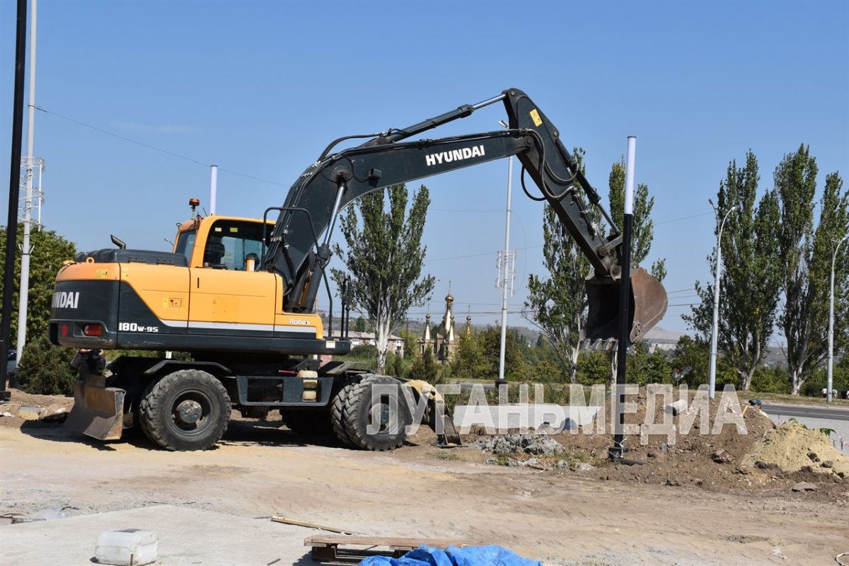 В Алчевске продолжается реновация площади Советской
