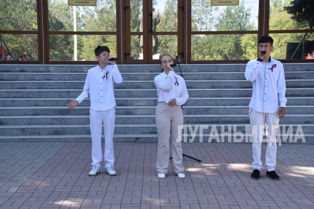 В Перевальске состоялась торжественная церемония поднятия Государственного флага Российской Федерации