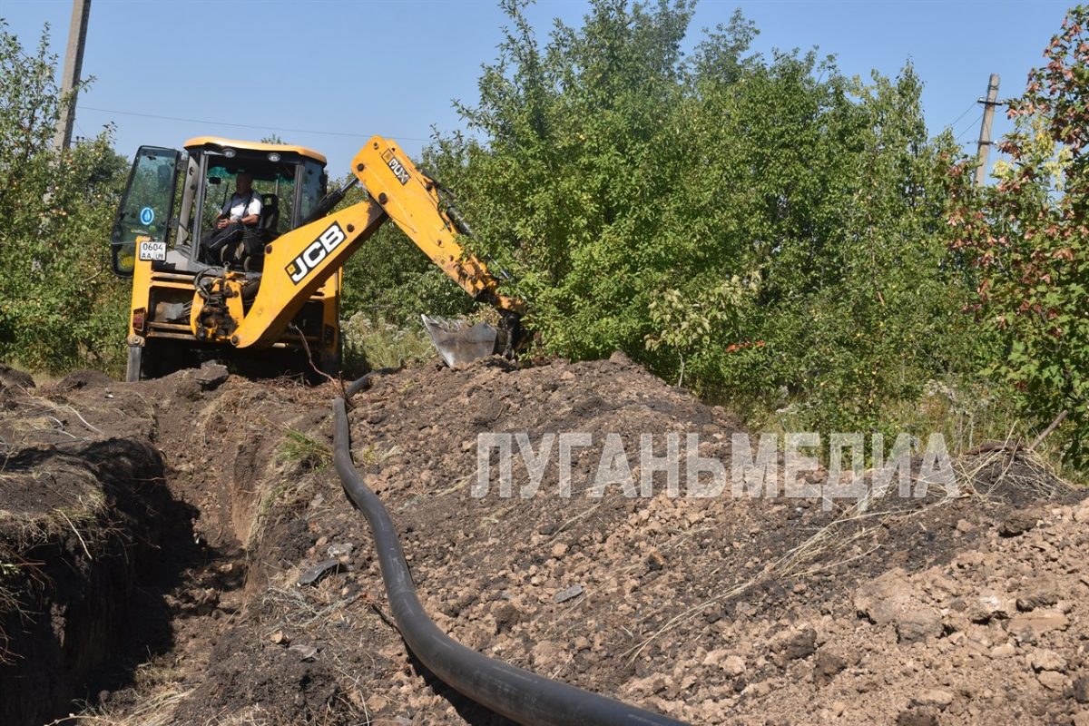 Специалисты Ровеньковского департамента ГУП ЛНР «Лугансквода» проводят замену водопроводной сети поселка Мирный