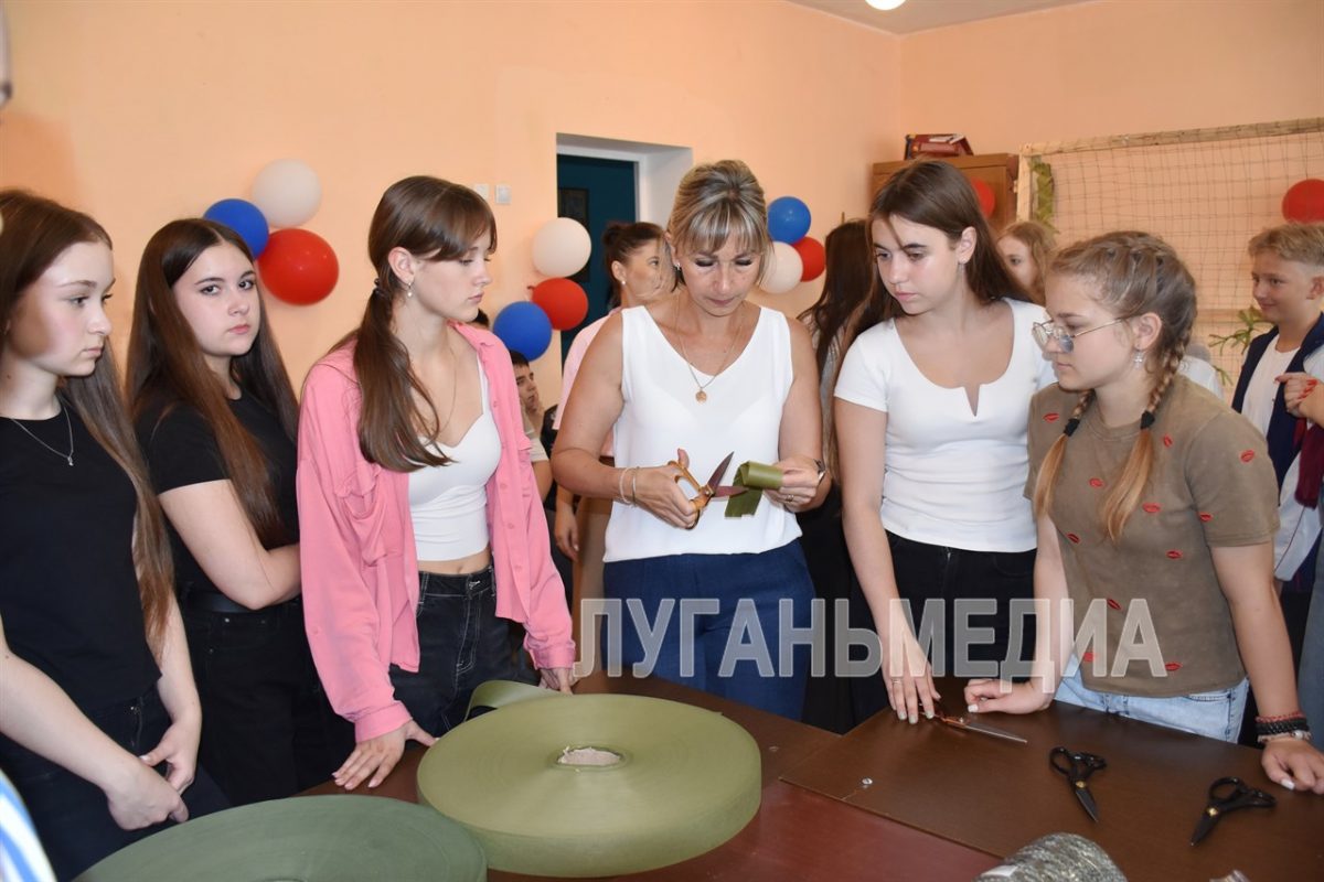 Учащиеся Краснолучского округа изготавливают маскировочные сети для бойцов СВО