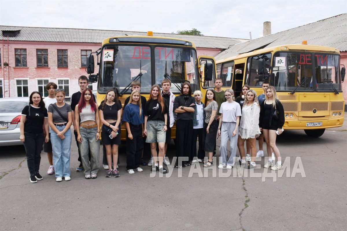 Краснолучские школьники отправились в Москву