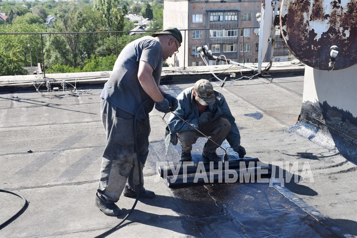 В Красном Луче восстанавливают кровлю многоэтажек
