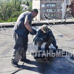 В Красном Луче восстанавливают кровлю многоэтажек
